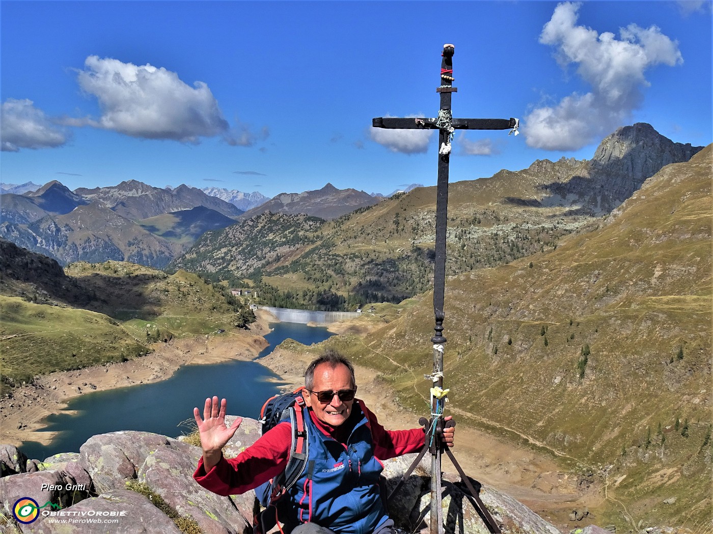 03 I Laghi Gemelli, separati nell'estate per mancanza d'acqua, si stanno riunificando dopo le recenti piogge.JPG